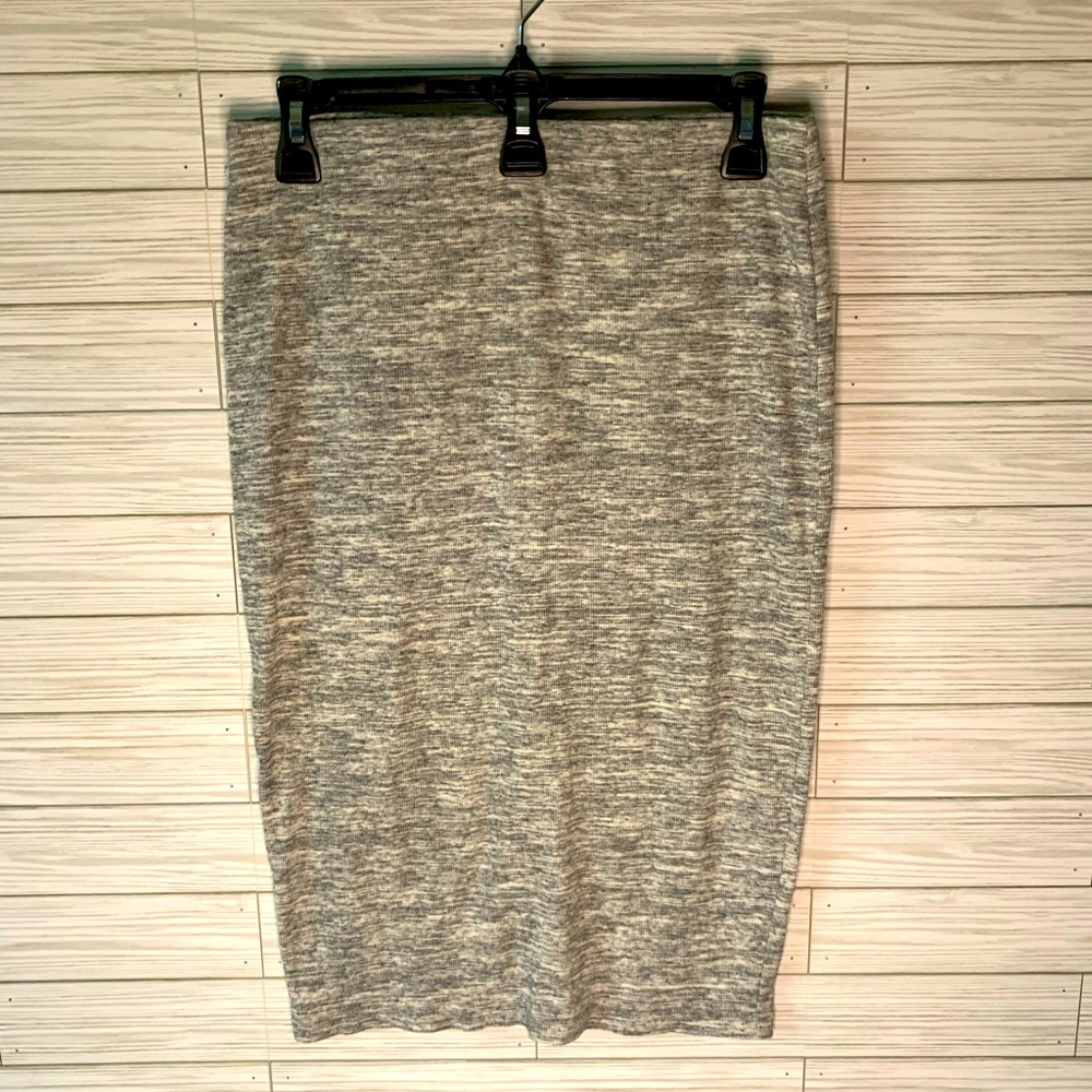 Forever 21 body con pencil skirt length is past ur knees